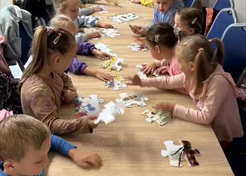 Przedszkolaki wykonują zadania związane z  pszczołami